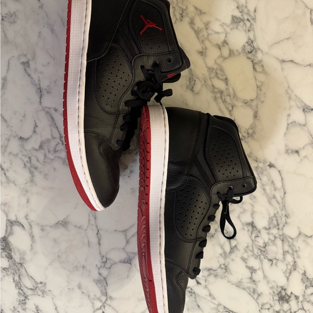 Jordan Men's Black and Red Sneakers